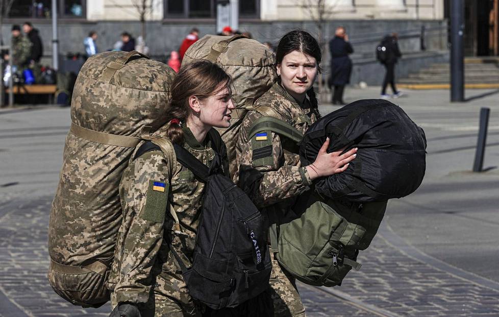 Ukrainalaisia sotilaita lähdössä kohti rintamaa Lvivissä.