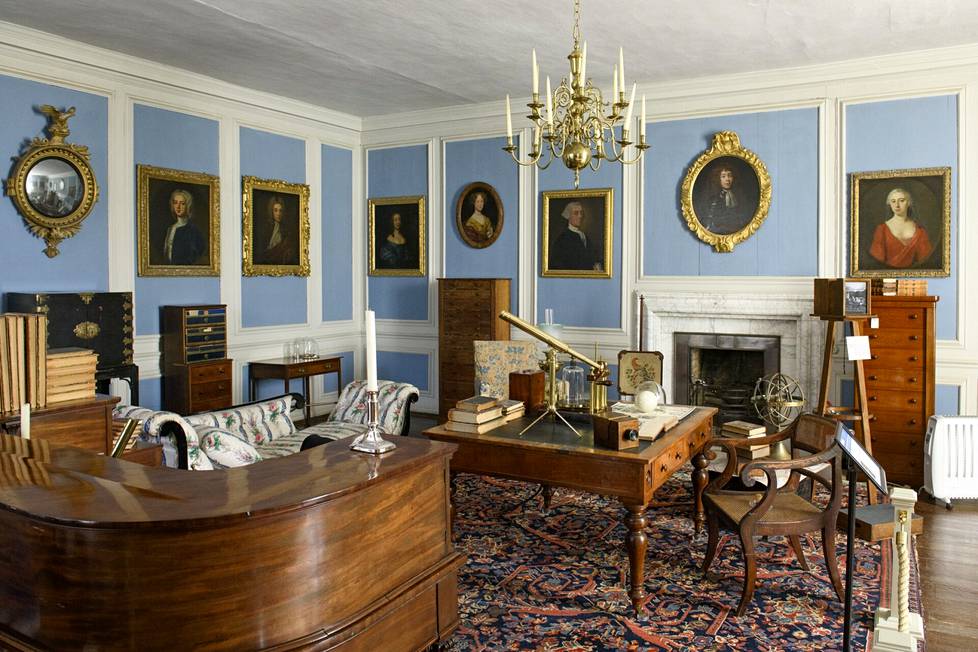William Henry Fox Talbotin sininen kirjastohuone. Lacock Abbeyn kokoelmiin kuului noin 4 000 kirjaa, joista vanhimmat olivat 1200-luvun lopulta. 