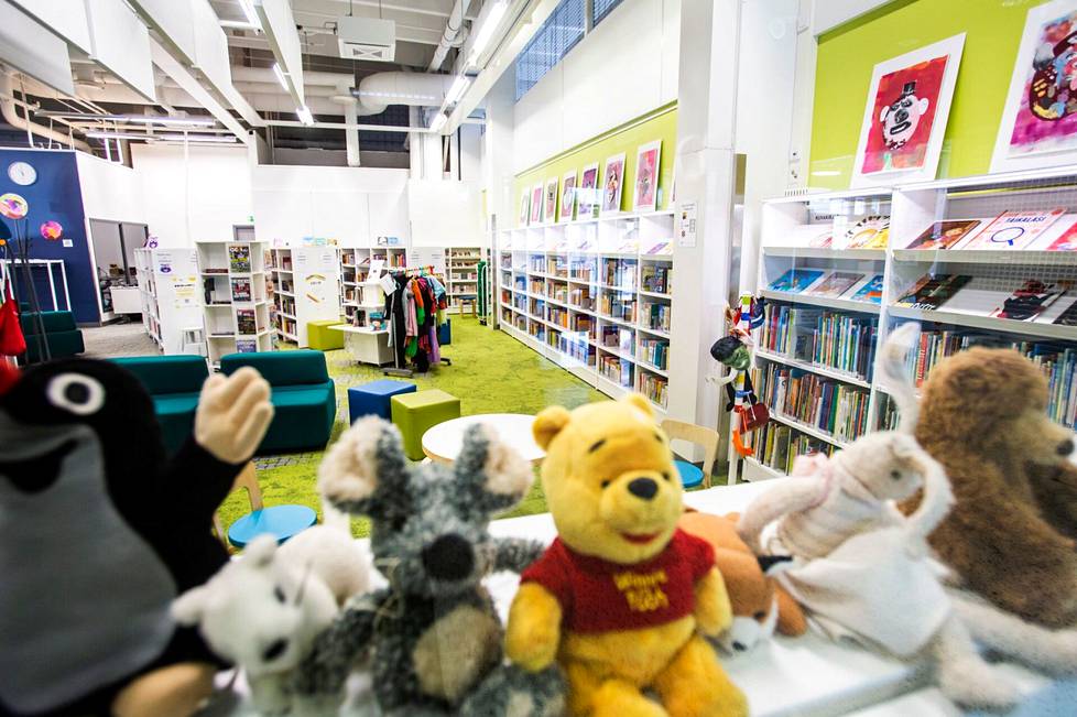 Veikkausvarojen pienenemisestä seuraavat leikkaukset kohdistuvat muun muassa kirjastoihin ja lapsiin. Valkeakosken kirjasto keväällä 2020.