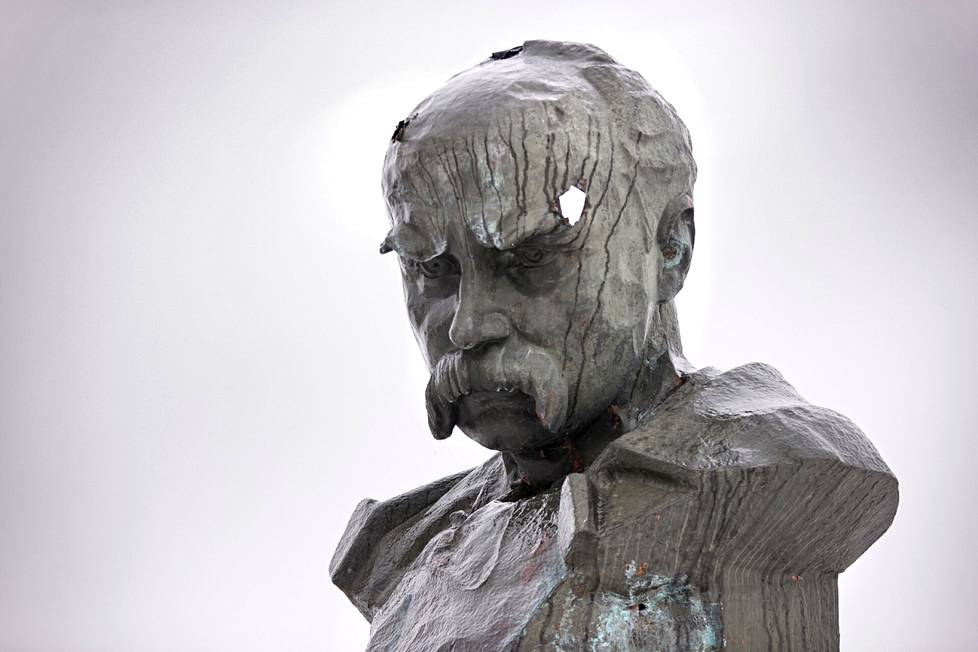 Päivä paistaa läpi Ukrainan kansallisrunoilijan Taras Sevtšenkon patsaan ohimon kohdalta Borodjankan keskusaukiolla. Asukkaiden mukaan venäläismiehittäjät ammuskelivat Ukrainan kansallistunteen merkittävää symbolia huvikseen.