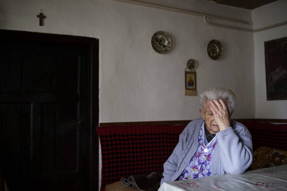 Manciksi esittäytyvä vanha rouva on asunut Somosköújfalussa 82 vuotta. Hänellä ei ole pahaa sanaa Unkarin nykyisistä vallanpitäjistä. ”Jumala heitä siunatkoon.”