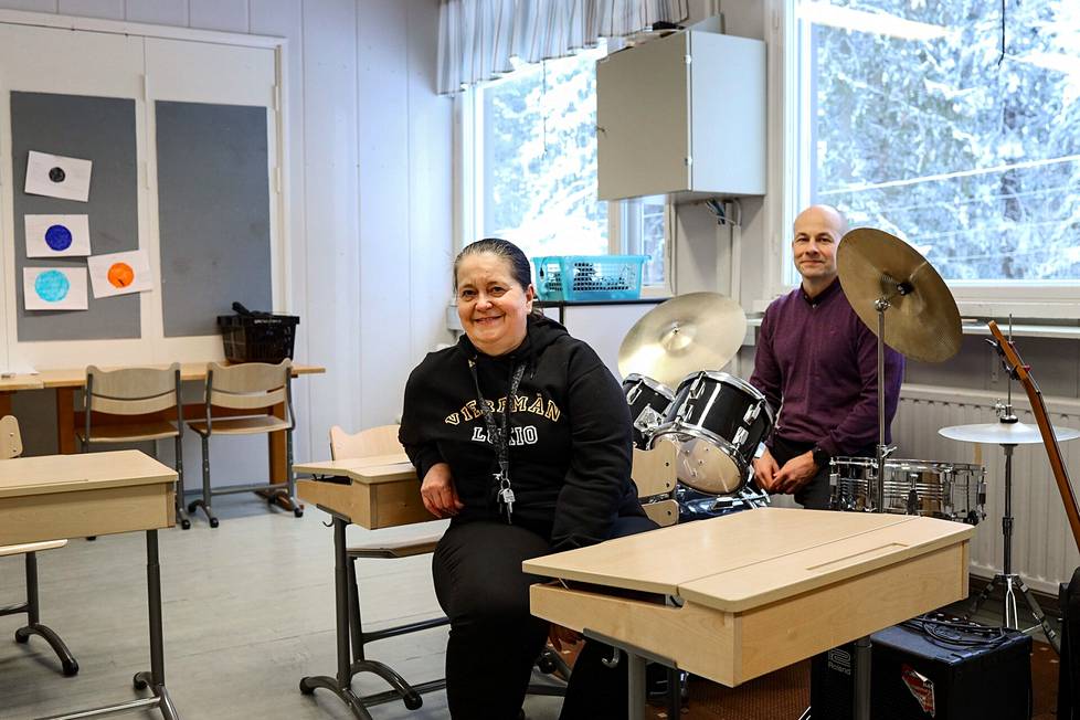 Vieremä's mayor Mika Suomalainen is sitting behind the drums in the same place where Iivo Niskanen's desk was.  Eevariitta Mustonen, the municipality's education director, taught Iivo and Kertu at the Southern Village School.