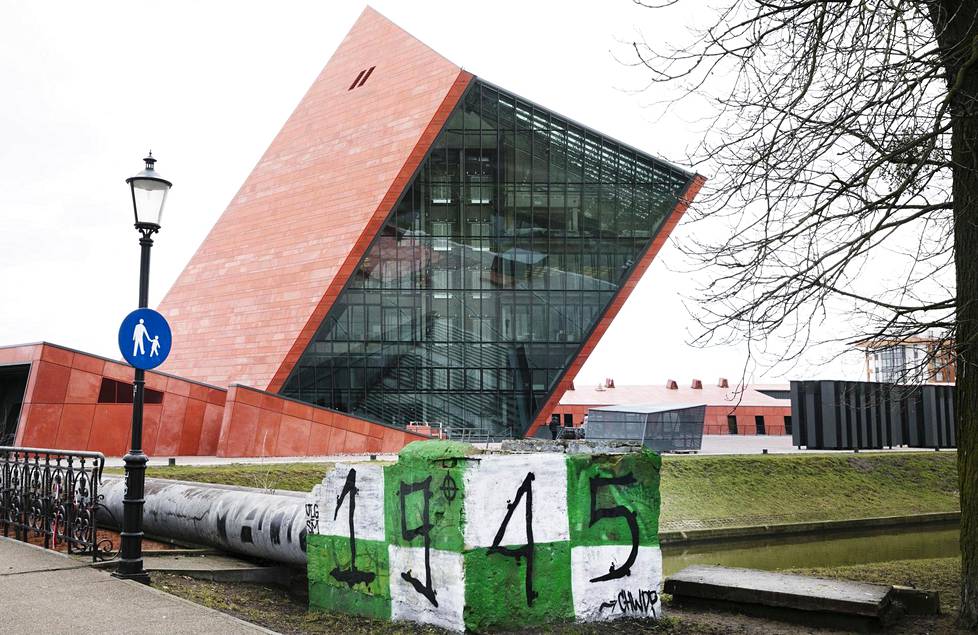Toisen maailmansodan museon epäsymmetrisestä rakennuksesta on tullut uusi maamerkki Gdanskin Vanhankaupungin kupeeseen.