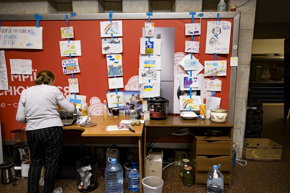 Детские рисунки и кухонный уголок на станции Площадь Конституции. ФОТО: МИКА РАНТА / HS