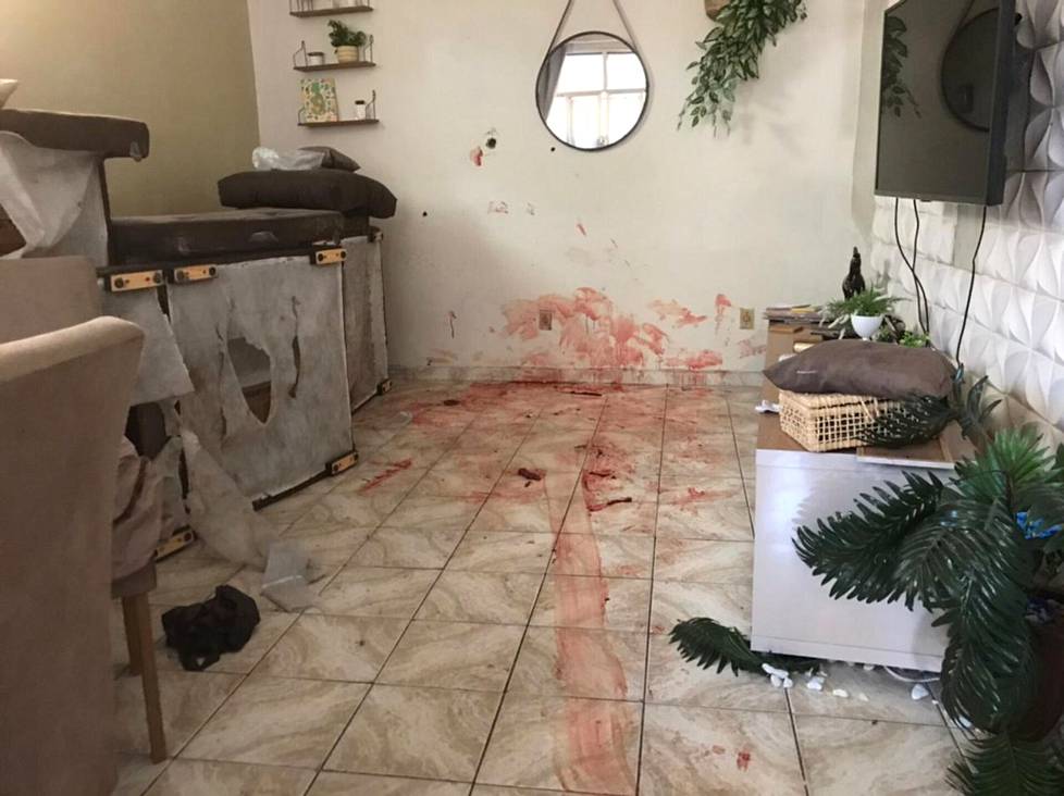 Asunnon lattialle jäi veriset raahausjäljet poliisin tapettua siellä ihmisen ratsiassaan Jacarezinhossa.