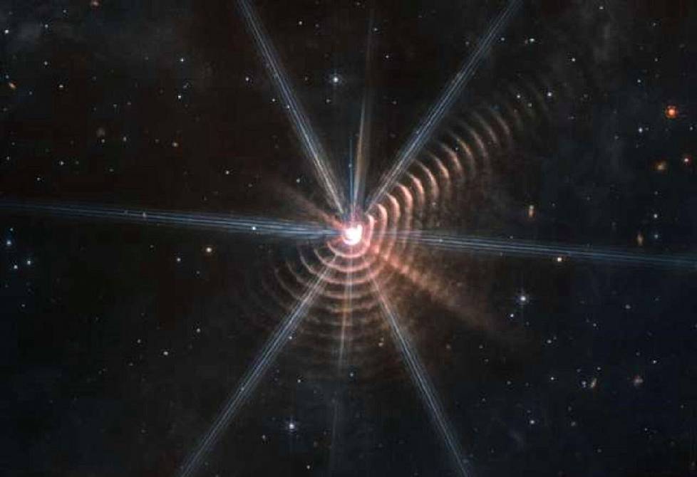 James Webb -teleskoopin ottama infrapunakuva näyttää tähden, jonka ympärillä hehkuu epätavallinen rengasmainen muodostelma.