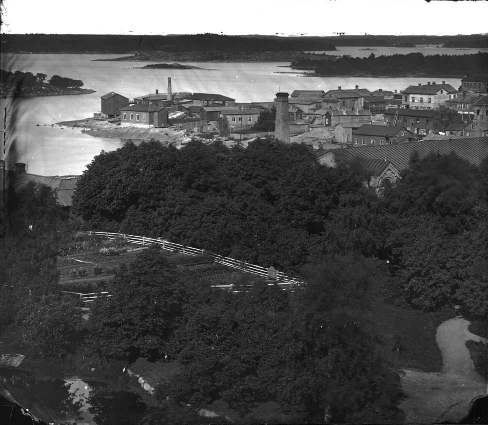 In the upper part of the photo taken northwest of Sinebrychoff's tower, you can see the beach of Hietalahti and the former sawmill.  In the foreground, the Sinebrychoff garden, southeast of the current Boulevard.