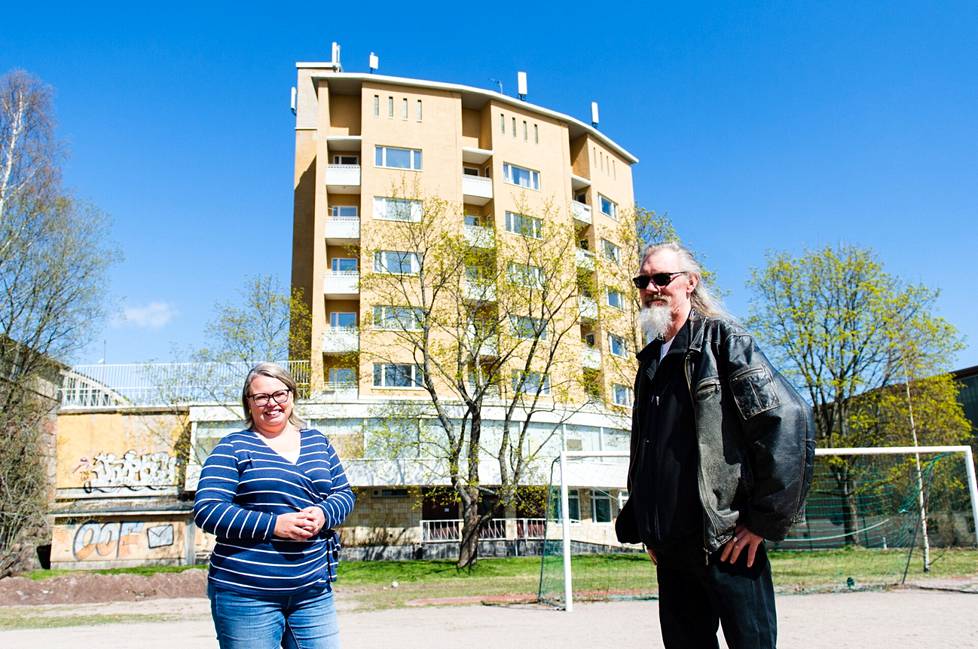 Johanna Nyyssönen ja Kai Mielty ovat tyytyväisiä Ananastalon asukkaita. Nyyssönen muutti taloon vuonna 2020, Mielty vuonna 2016.