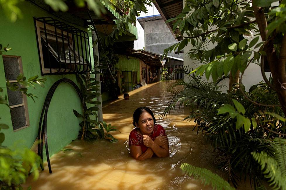 26. syyskuuta. Nainen kahlaa tulvan läpi supertaifuuni Norun jälkeen San Ildefonsossa, Bulacanin maakunnassa Filippiineillä.