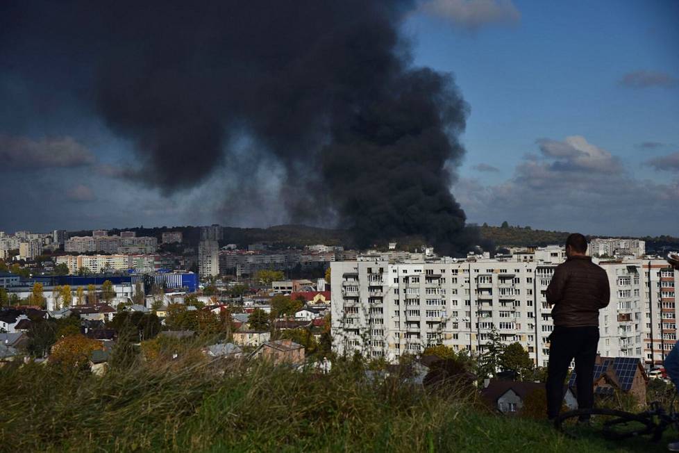 Musta savu nousi Lvivissä taivaalle Venäjän iskun jälkeen maanantaina. Kaupungin viestintäyhteydet sekä veden- ja sähkönjakelu kärsivät iskun vuoksi.