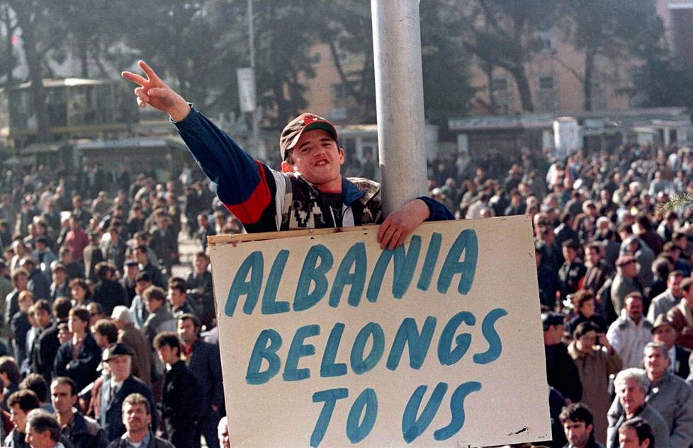 Nuori mielenosoittaja osallistui tammikuun lopussa 1997 Tiranassa mielenosoitukseen, joka tuomitsi väkivallan aallon.