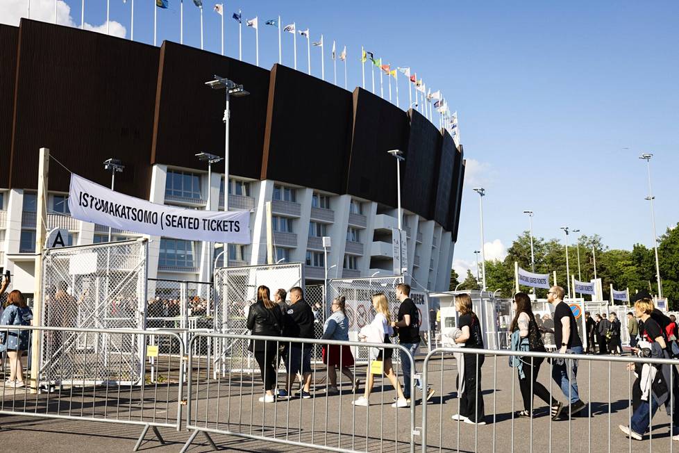 There was no traffic at the gates of the Olympic Stadium from the beginning of the evening.