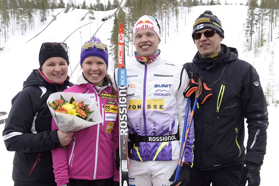 Tarja, Kerttu, Iivo ja Eero Niskanen SM-hiihtojen maisemissa Taivalkoskella 2016.