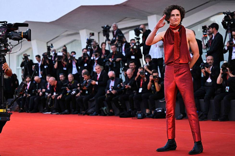 Ranskalais-amerikkalainen näyttelijä Timothée Chalamet saapui 2. syyskuuta Bones And All -elokuvan ensi-iltaan Venetsian elokuvajuhlilla. 