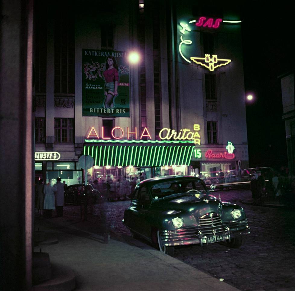Elokuvateatterit Aloha ja Arita toimivat niin sanotussa Heimolan talossa. Nimi viittasi talossa ensimmäisenä toimineeseen teatteriin, Kino-Starin perustaneeseen Heimola-Kino Osakeyhtiöön. Rakennuksen kolmannessa kerroksessa sijainnut Aloha oli kaupungin suurin elokuvateatteri. Syyskuussa 1952.