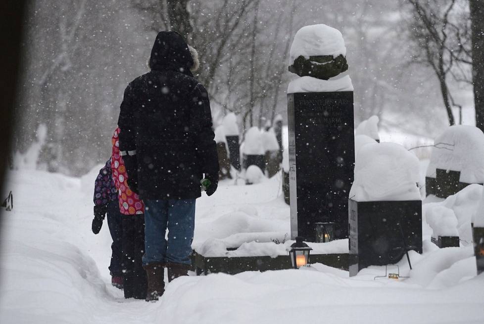 Jouluaattona 2012 Helsingissä oli lähes 40 senttiä lunta. Hietaniemen hautausmaalla riitti kävijöitä. 