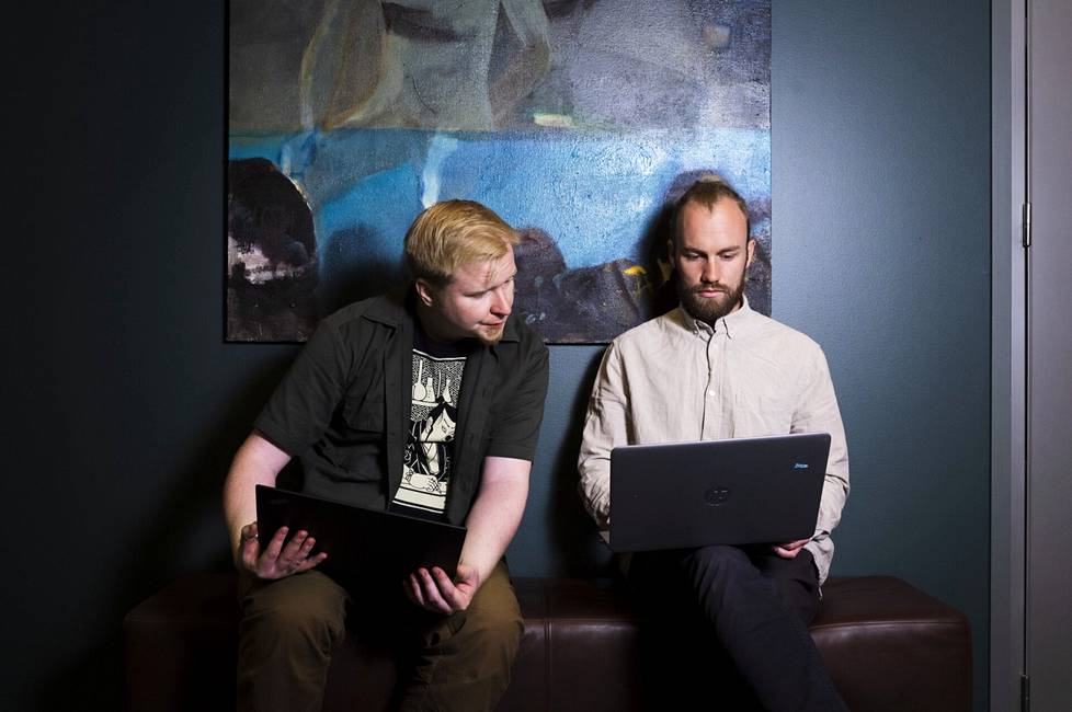Janne Nahkuri (vas.) ja Juho Sarvanko auttavat työkseen huumeidenkäyttäjiä verkossa.
