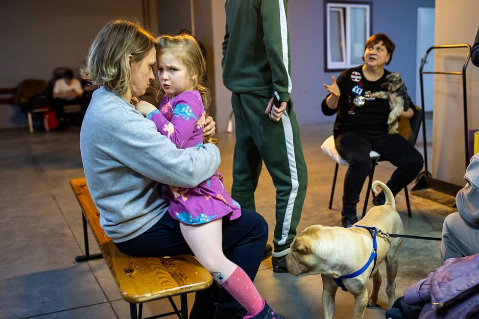 Ukrainalainen Katerina Dedotova piti 5-vuotiasta Lizaa sylissään, kun tytär ryhtyi vaatimaan venäläiseltä isältään anteeksipyyntöä hotellin pommisuojassa Kiovan etelälaidalla.