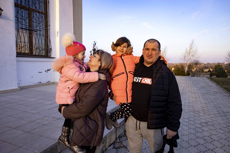  Nikolajevin perhe: Karolina, Viktor, Viktoria ja Varvara ulkoilemassa Benderin linnoituksella.