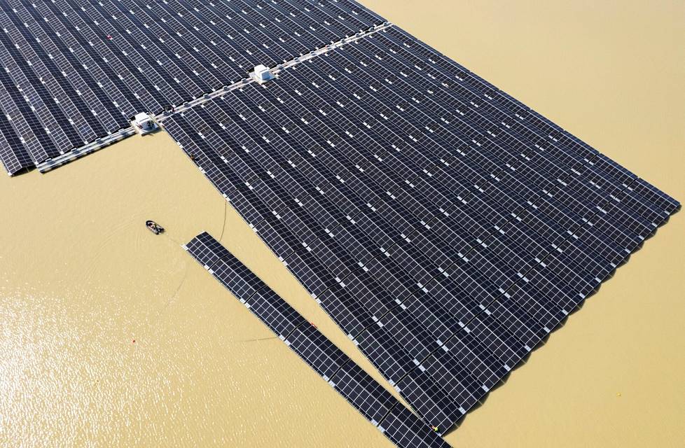 Vene veti huhtikuussa valtavaa aurinkopaneelia osaksi kelluvaa aurinkovoimalaa  Silberseenjärvellä Saksassa. 