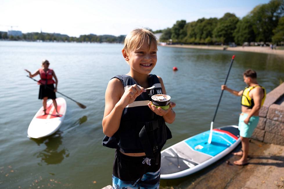 Hugo Haapkylä ate ice cream on the beach of Eläintarhanlahti. He was going to have dinner with his parents Leea Antila and Jussi Haapkylä. The summer day also included barbecues and football.