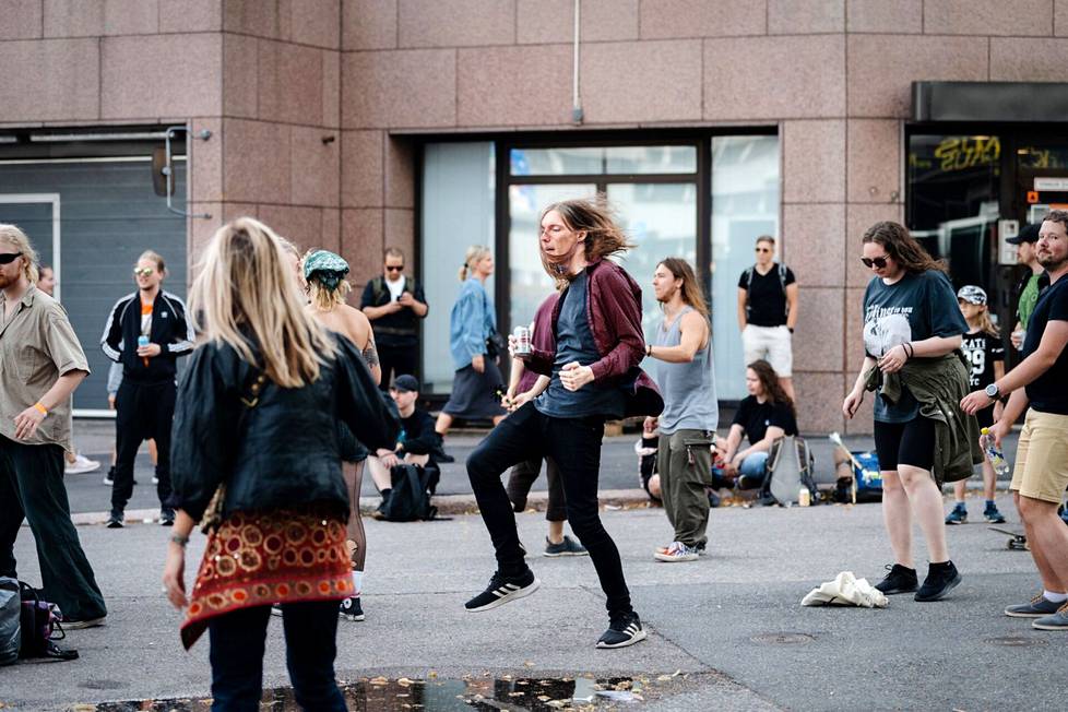 Oskari Vihavainen (keskellä) viihtyi tanssimassa Kallio Block Partyssa.