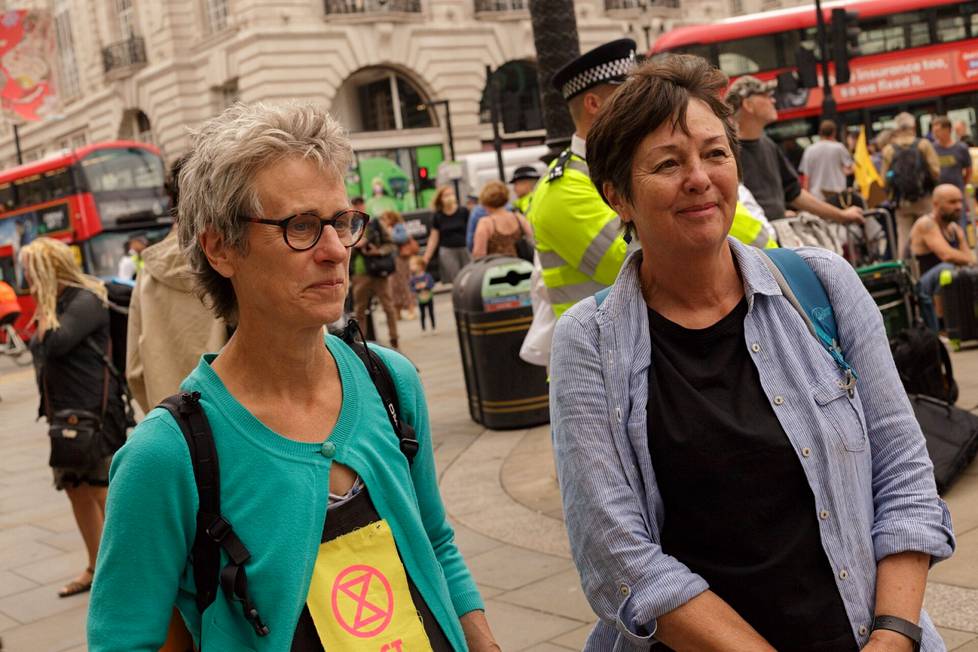 Pohjois-Englannissa asuvat Janice Brown (vas.) ja Geraldine Roberts eivät aio pysyä hiljaa, kun ilmastonmuutoskriisi pahenee. He matkustivat varta vasten Lontooseen Elokapinan mielenosoituksiin.