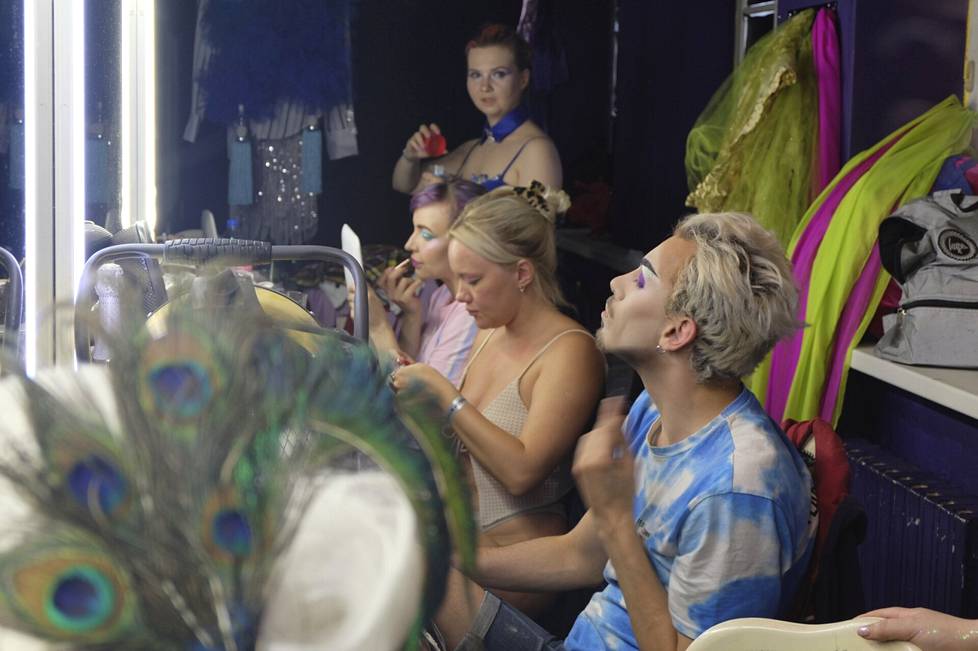 Drag- ja burleskiesiintyjät meikkaavat itseään illan show’hun moskovalaisella Sisterz-klubilla, jossa noudatetaan ”eurooppalaista standardia” kaikkien välisestä tasa-arvosta.
