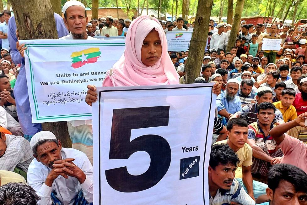 Moni Rohingyoista elää edelleen Bangladeshissa, jonne suuri osa kansasta pakeni Myanmarista syksyllä 2017. Kutupalongin pakolaisleirissä Bangladeshissa asuvat rohingyat osoittivat mieltään 25. elokuuta 2022 eli viisi vuotta paon jälkeen.