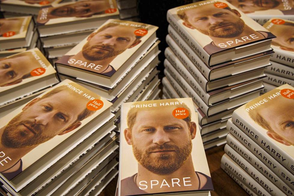 Harryn Spare-muistelmateoksia Waterstones-kirjakaupassa Lontoon Piccadillyssä tiistaina.