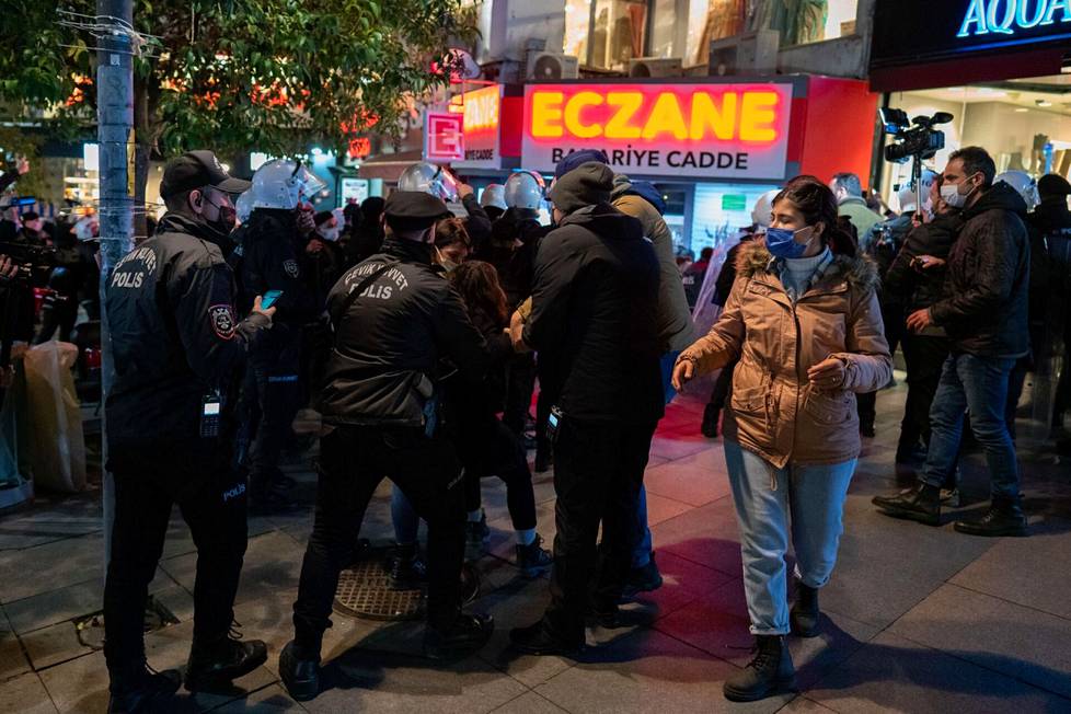 Sadat ihmiset vaativat kaduilla hallinnon eroa ja yleislakkoa Istanbulissa 24. marraskuuta liiran arvon romahdettua 15 prosenttia. Poliisit pidättivät useita mielenosoittajia.