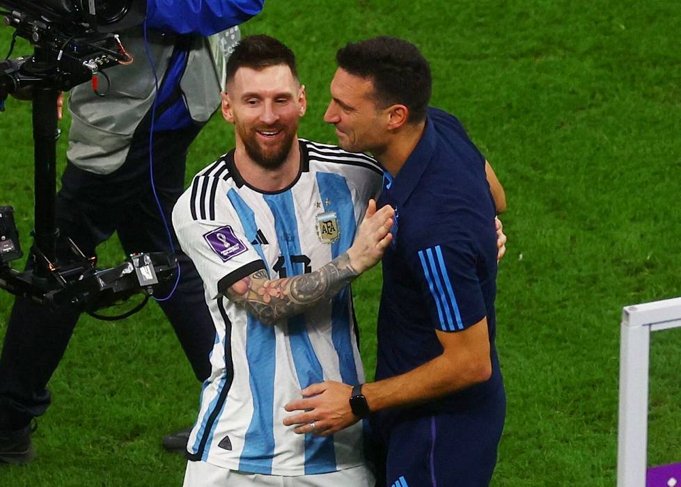 Lionel Messi ja päävalmentaja Lionel Scaloni pääsivät juhlimaan MM-kultaa värikkäiden vaiheiden jälkeen.