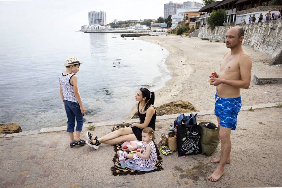 14. elokuuta, Odessa. Daniel, hänen äitinsä Natalie, sisarensa Ilaria ja enonsa Pavel Arkadian rannalla. Miinavaaran vuoksi hiekalle ei saa mennä. 