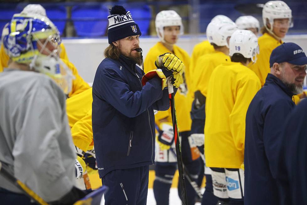 Päävalmentaja Olli Jokinen vetämässä Jukurien harjoituksia Mikkelin jäähallissa: ”Meillä on tosi hyvä tiimi, joka vastaa valmennuksesta.”