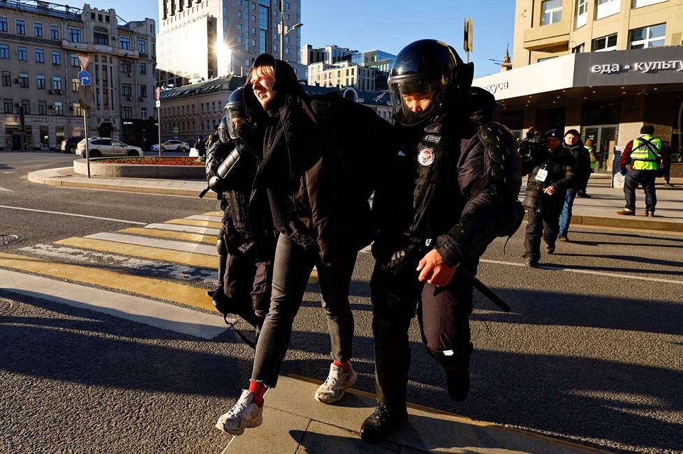Poliiisi talutti kiinniotettua mielenosoittajaa Moskovassa järjestetyn sodanvastaisen protestin yhteydessä 27. helmikuuta.