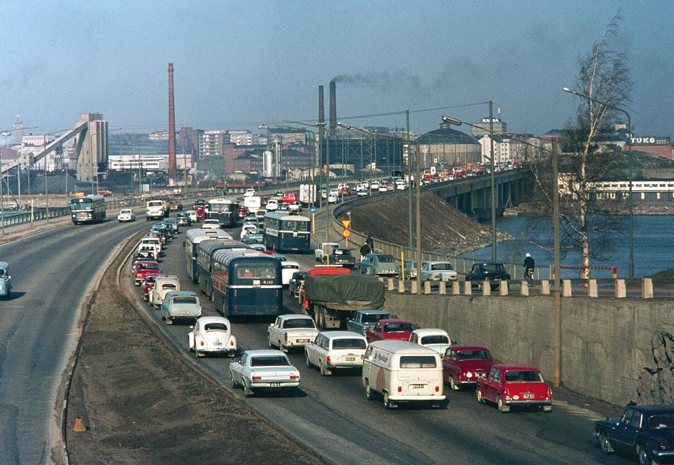 Heavy traffic on the Itäväylä at the Kulosaari bridge, end of the 1960s.