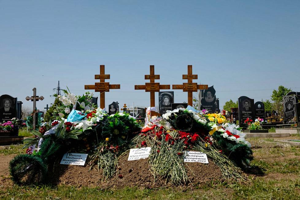 Kuvassa: Vauvan (Kira), vaimon (Valeria Glodan) ja anopin (Liudmila) hauta Avanhardin hautausmaalla, Odessassa.