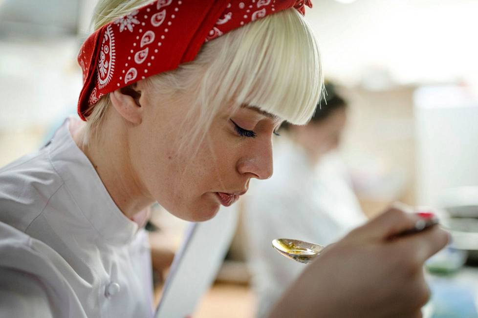 Ukrainalainen huippukokki Anna Karbun maistoi kanakeittoa Moldovassa Purcari-viinitilan ravintolakeittiössä.