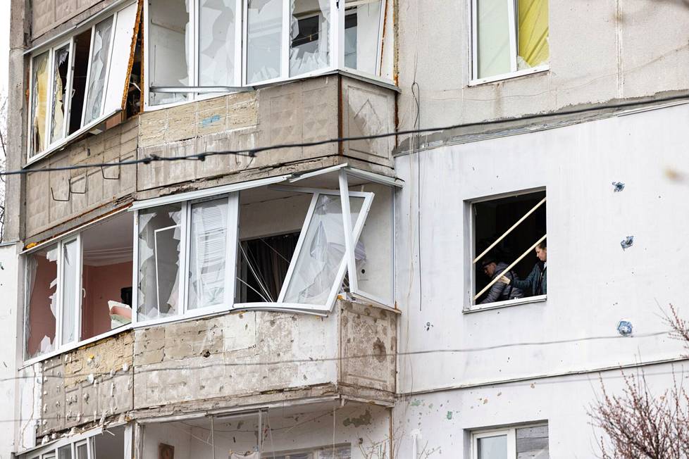 Жители осматривают разрушения в Бородянке. ФОТО: САМИ КЕРО / HS