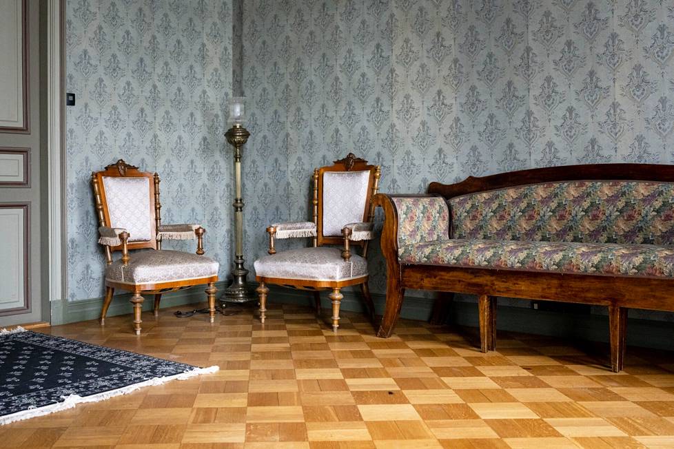 Huvilassa moni huonekalu on alkuperäinen. Anna Sinebrychoff pyrki säilyttämään asunnossaan kaiken samanlaisena.