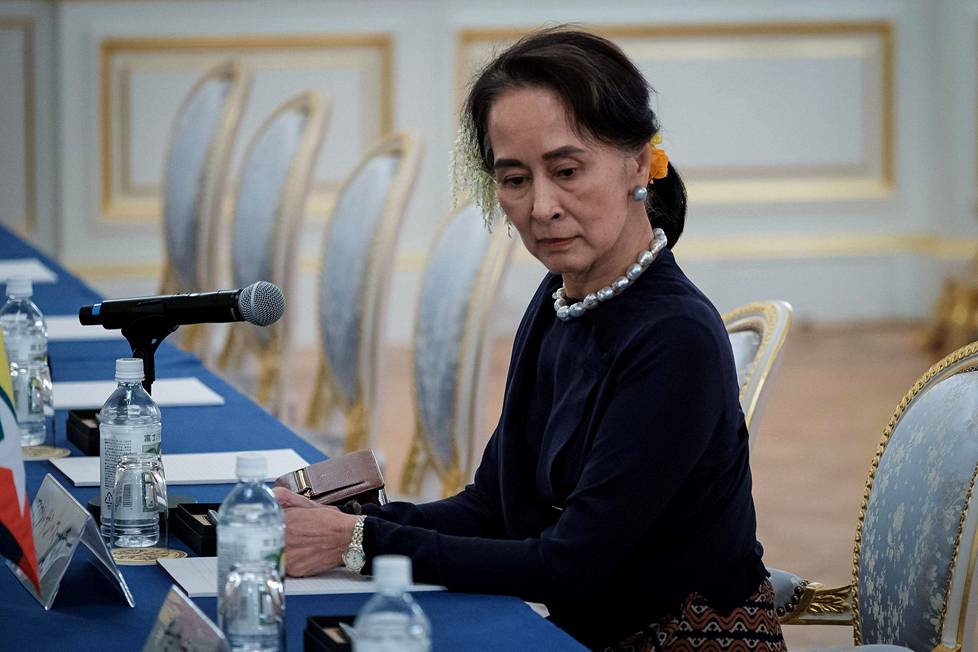 Aung San Suu Kyi odotti delekaationsa saapumista kokouspaikalle Japanin pääministeri Shinzo Aben tapaamisessa Tokiossa 2018.