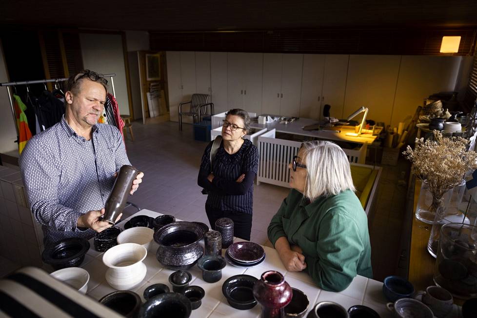 Harry Kivilinna, Susanna Aaltonen and Mere Eskolin examine ceramic objects, some of which will be transferred to the Design Museum's exhibition.