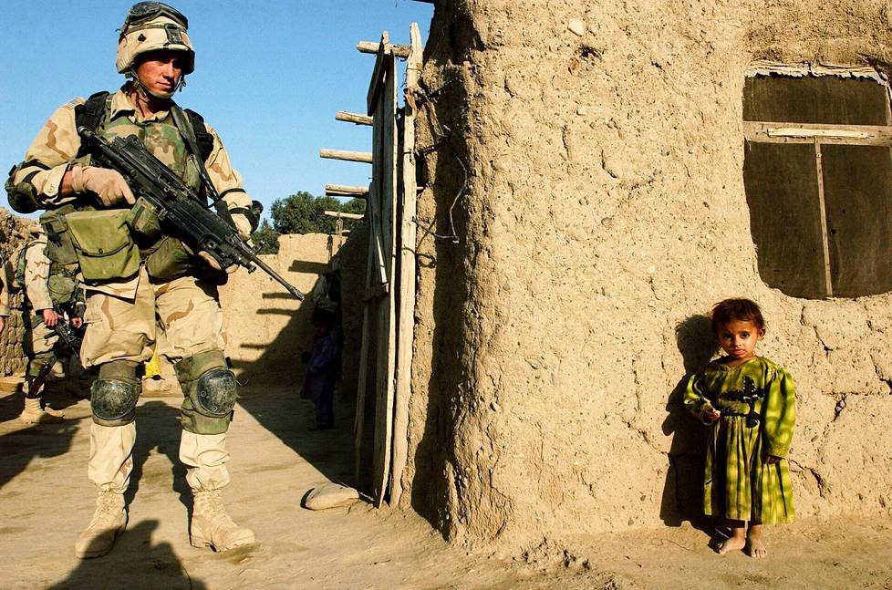 Amerikkalaissotilas ja afgaanityttö kohtasivat toisensa lokakuussa 2002, kun Yhdysvaltojen armeija yritti tuhota al-Qaidan ja Talebanin tukikohtia Kaakkois-Afganistanissa.