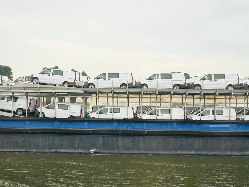 Proomu kuljetti uusia Mercedes-pakettiautoja pohjoisesta etelään Düsseldorfissa keskiviikkona.