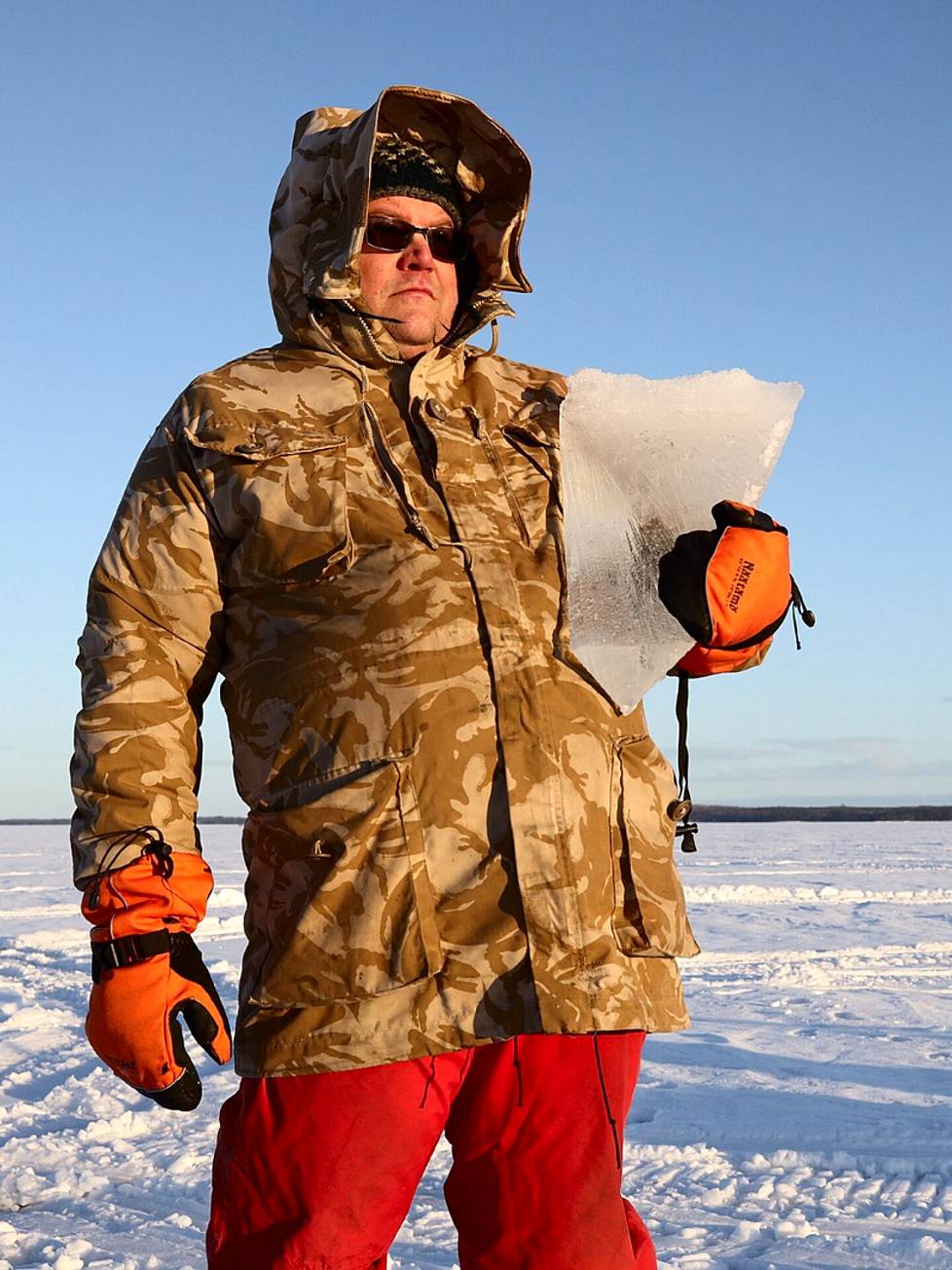 Tutkija Tero Mustonen Puruveden jäällä.