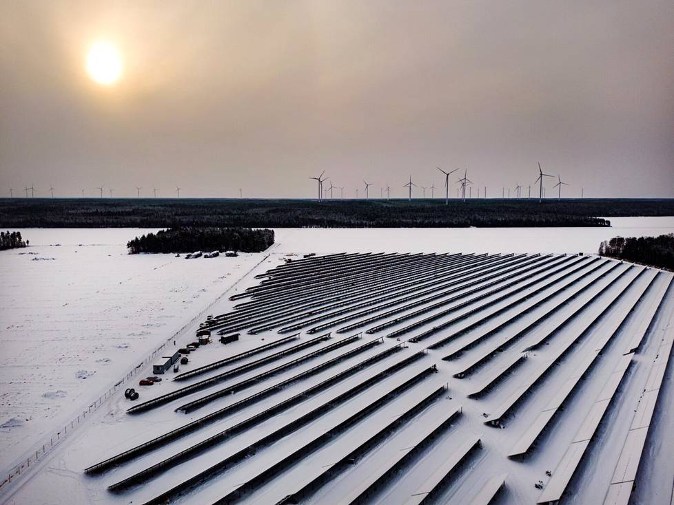 Kalajoelle rakennetaan Suomen toistaiseksi suurinta aurinkovoimalaa, mutta pian nousee jo paljon suurempia. Kalajoella on jo ennestään paljon tuulivoimaa. 