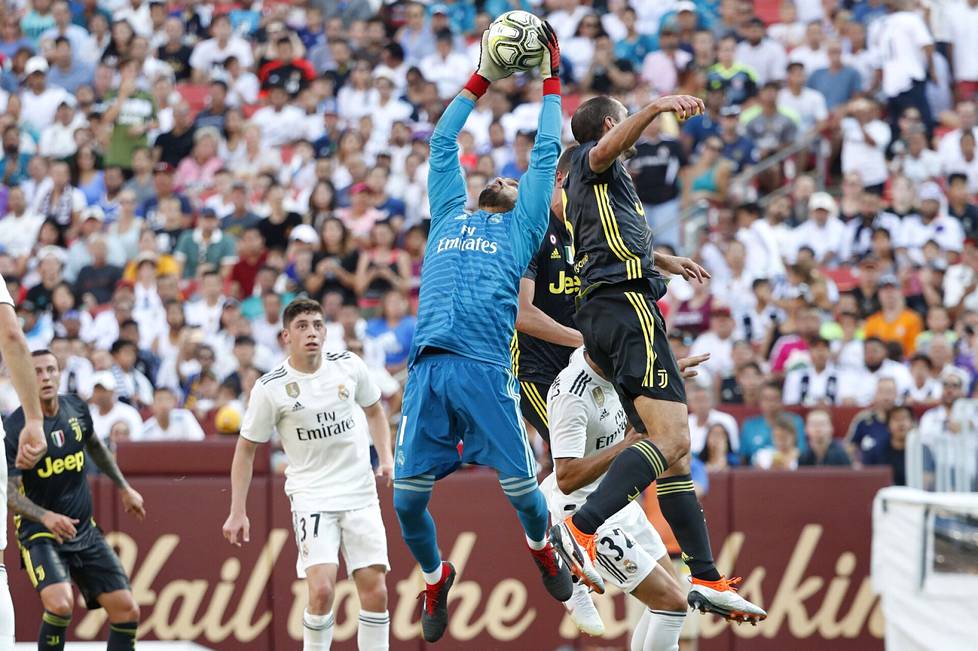 Real Madridin maalivahti Keylor Navas kaappasi pallon Juventus-puolustaja Giorgio Chiellinin edestä International Champions Cup -turnauksessa elokuussa 2018. Ottelussa kohdanneet Italian ja Espanjan mahtiseurat ovat olleet mukana Superliiga-hankkeessa.