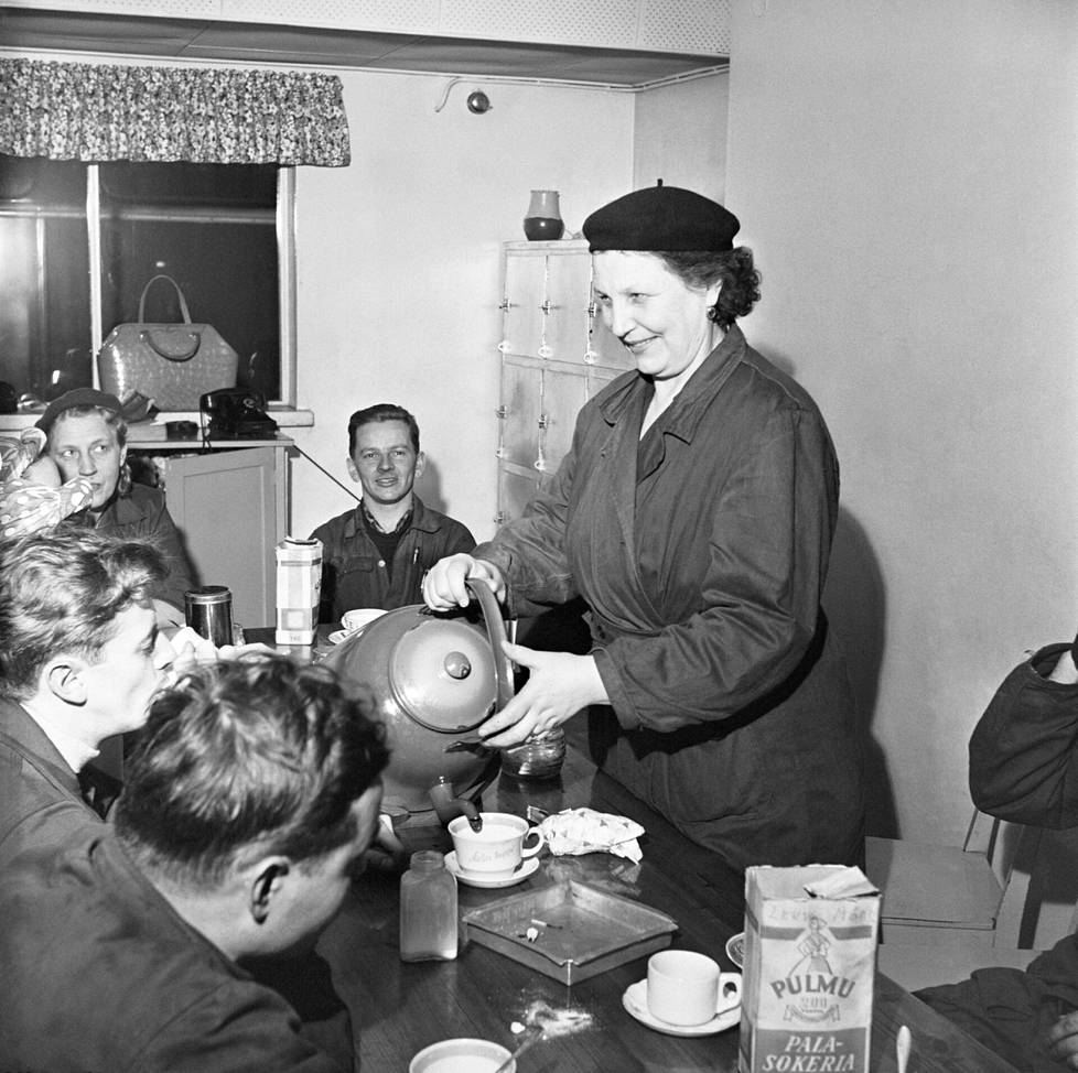 Koskelan varikon työntekijöitä kahvitauolla tammikuussa 1957.