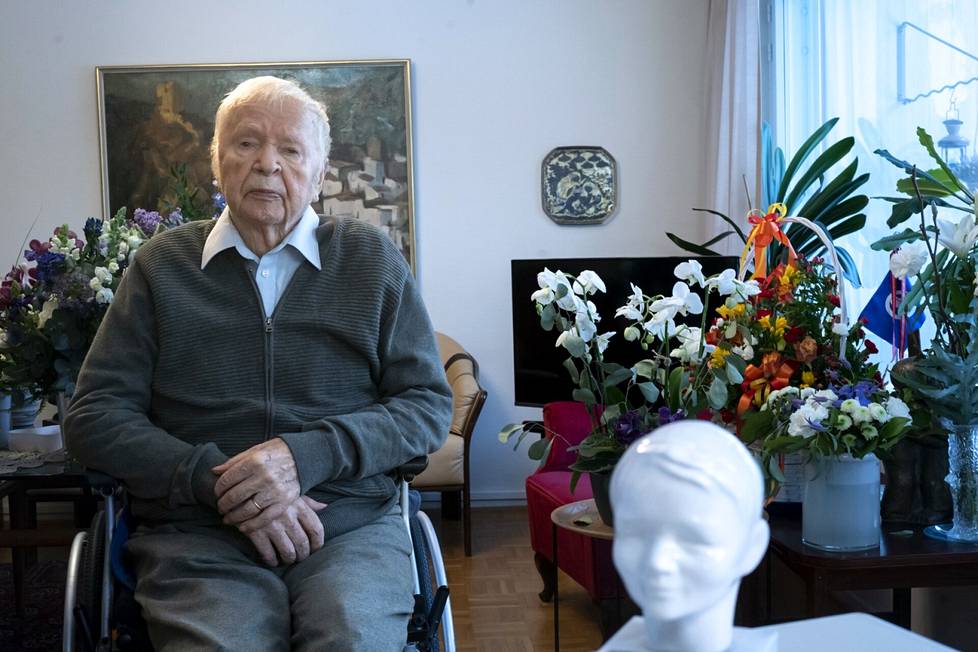 Hymy-patsaan ”isä” Antti Henttonen täytti maaliskuun alussa 100 vuotta. Onnittelijoiden kukkalähetykset täyttivät kodin Helsingin Munkkivuoressa.