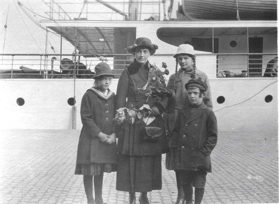 Fanny Gylling kuvattiin lastensa kanssa Tukholman satamassa 4. toukokuuta 1921. Rouva oli juuri astumassa laivaan ja muuttamassa Neuvosto-Venäjälle, jonne hänen miehensä, Karjalan työkansan kommuunin johtaja Edward Gylling oli siirtynyt jo edellisenä vuonna. Lapset eivät olleet vielä lähdössä mukaan vaan olivat vain saattamassa äitiään.